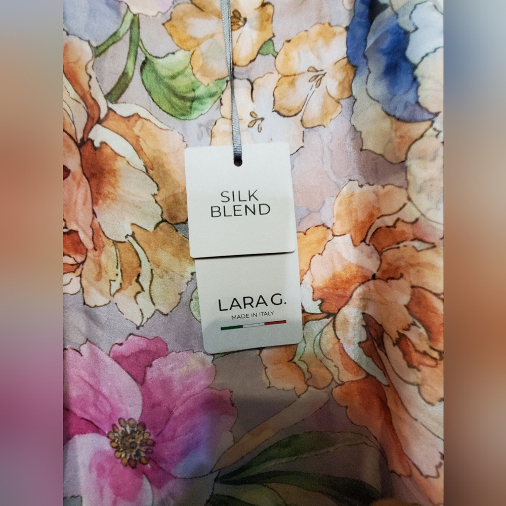 208. SOLD** 💥3/$20💥 NWT - LARA G. Floral Silk Blend Tank Top - Picture 2 of 8